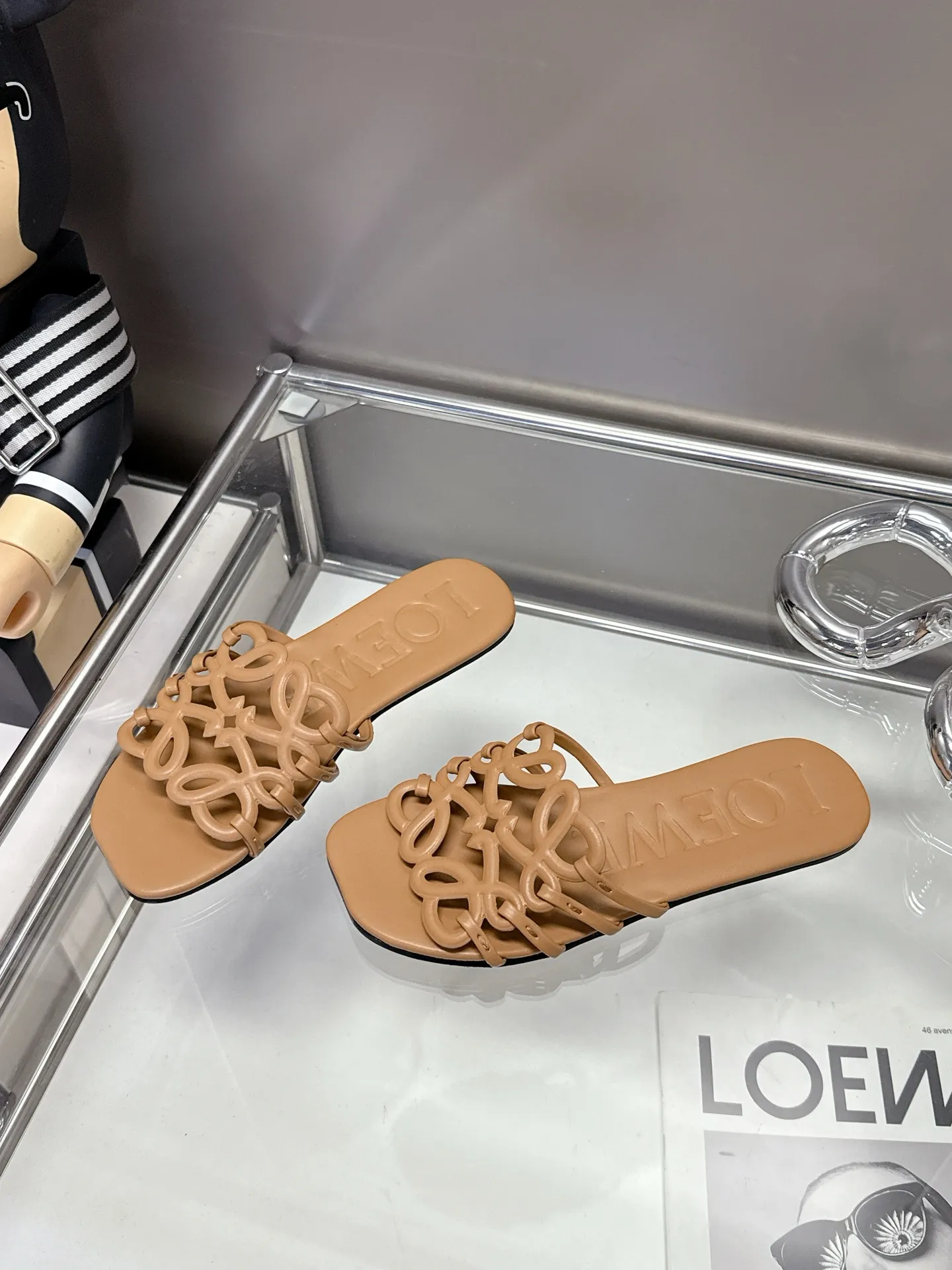 👟👟Ex-factory price 460👟👟 Leather injection molded non-slip outsole. Code number 35-40! LOEWE 25ss new slippers for spring and summer, the crazy simple design feels cleaner and more elegant, which will make you miss it. The color is also very attractive and beautiful, and the moment you put it on your feet, you are full of temperament and aura, you are simply invincible, handsome and stylish!